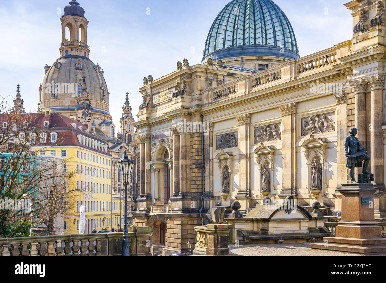 Dresden, Sachsen, Deutschland: Frauenkirche und Lipsius-Gebäude der Akademie der bildenden Künste mit Gottfried Semperdenkmal im Vordergrund. Stockfoto