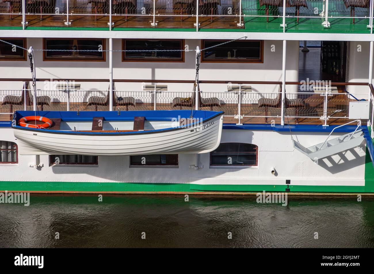 Dresden, Sachsen, Deutschland: Der historische Raddampfer LEIPZIG hat an der Landestelle am Terrassenufer festgemacht. Stockfoto