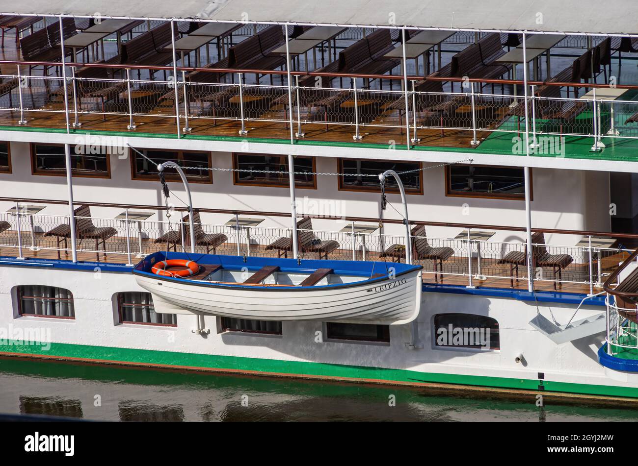 Dresden, Sachsen, Deutschland: Der historische Raddampfer LEIPZIG hat an der Landestelle am Terrassenufer festgemacht. Stockfoto