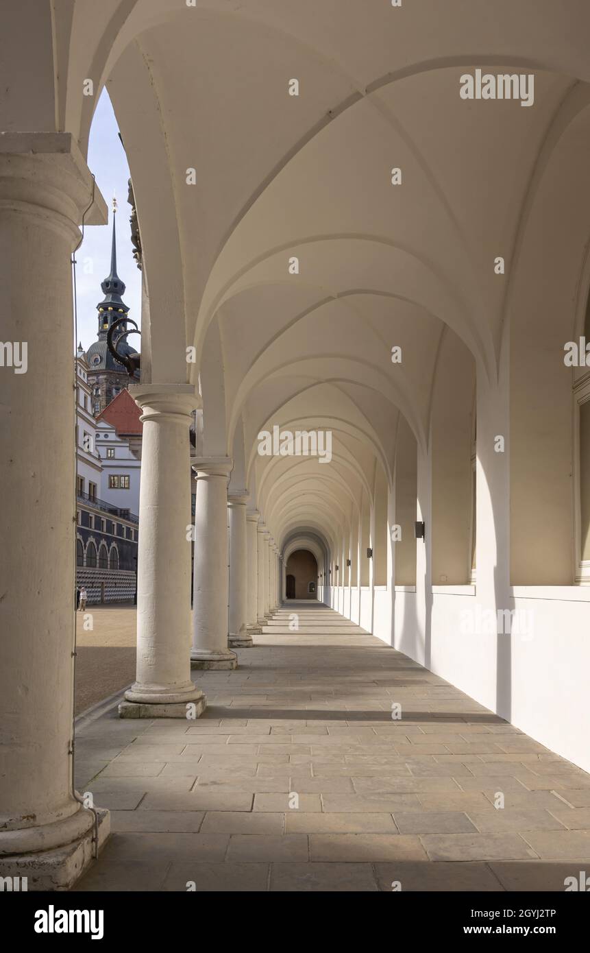 Dresden, Sachsen, Deutschland: Die Arkaden des Stallhofes des Wohnpalastes aus der Augustusstraße. Stockfoto