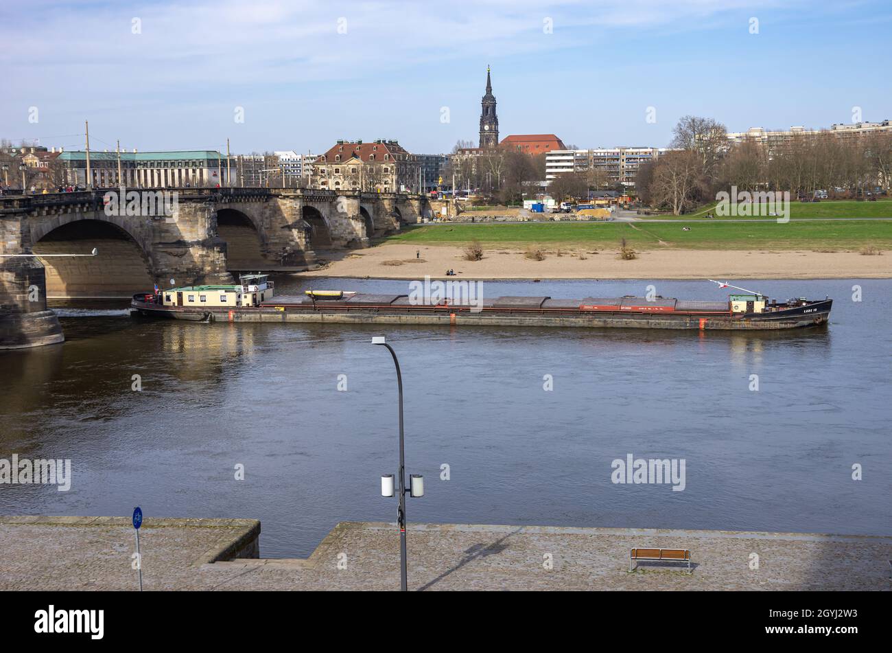 Dresden, Sachsen, Deutschland: Das tschechische Binnenfrachtschiff Labe 10 fährt an der Elbe unter der Augustusbrücke. Stockfoto