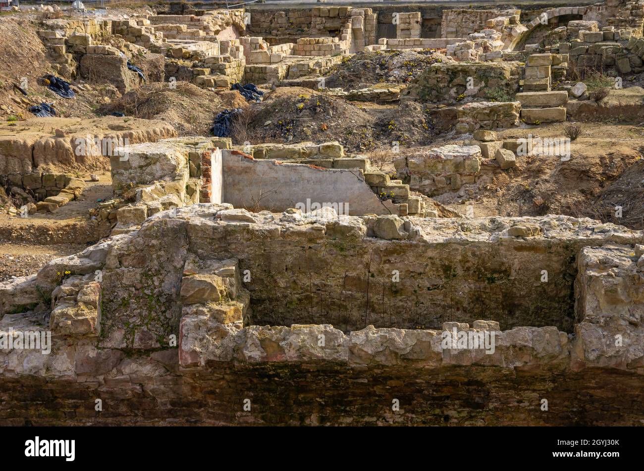 Eine archäologische Ausgrabungsstätte auf dem Neumarkt hat Überreste von Kellern und Untergeschossen historischer Wohngebäude enthüllt. Stockfoto