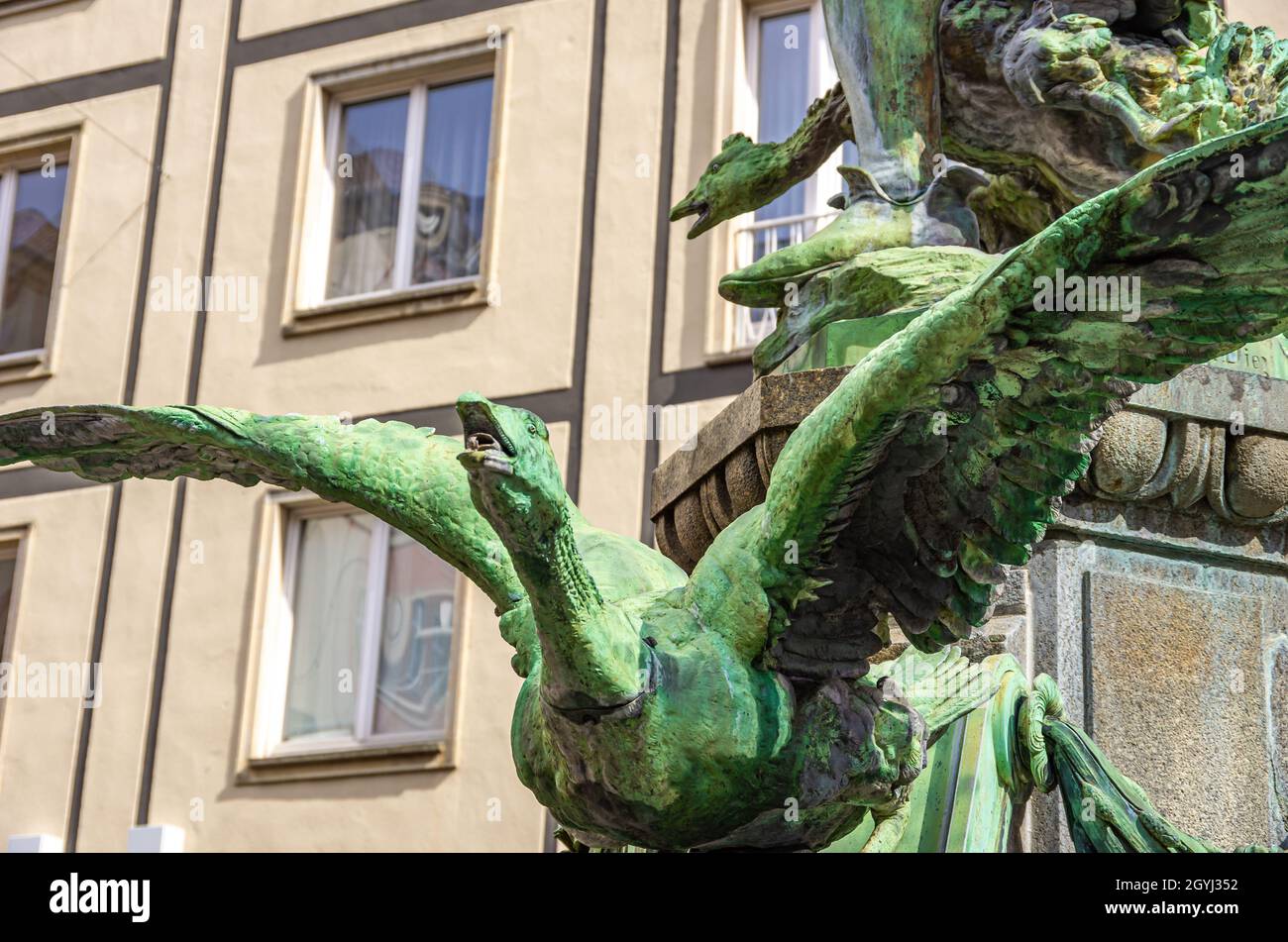 Gans mit ausgebreiteten Flügeln als Teil der Bronzestatue des Gänsediebbrunnens von Robert Diez, in Dresden, Sachsen, Deutschland. Stockfoto