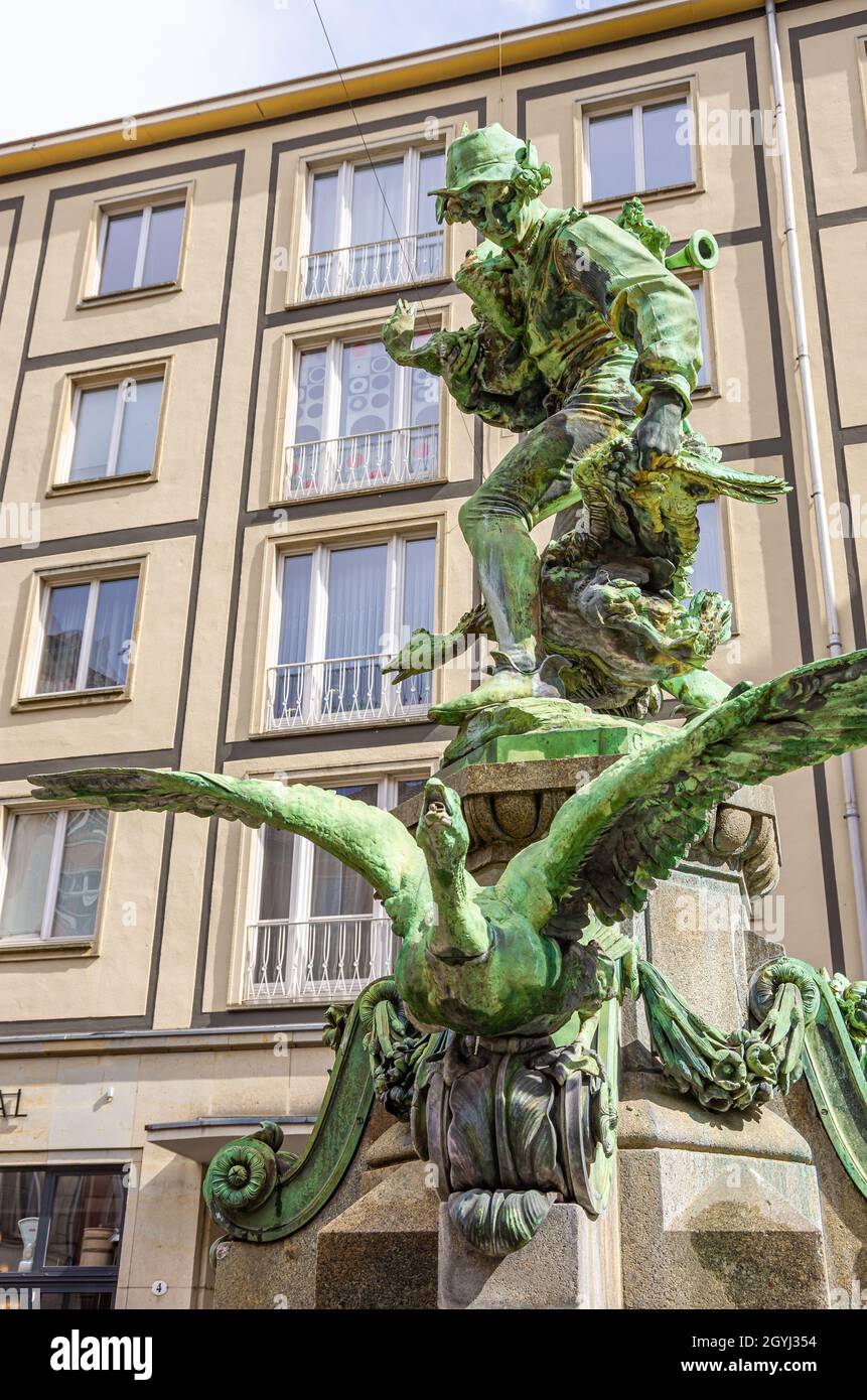 Dresden, Sachsen, Deutschland: Gänsediebbrunnen mit Bronzefigur von Robert Diez in der Weißen Gasse. Stockfoto