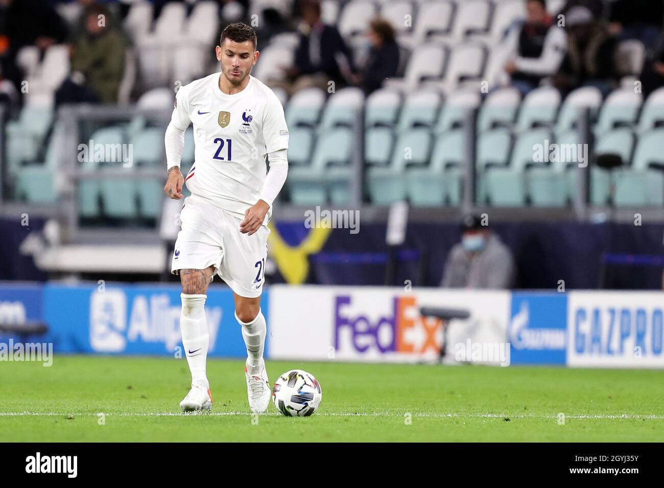 Lucas Hernandez aus Frankreich kontrolliert den Ball während des Halbfinalmatches der UEFA Nations League zwischen Belgien und Frankreich im Juventus-Stadion am 7. Oktober 2021 in Turin, Italien. Stockfoto