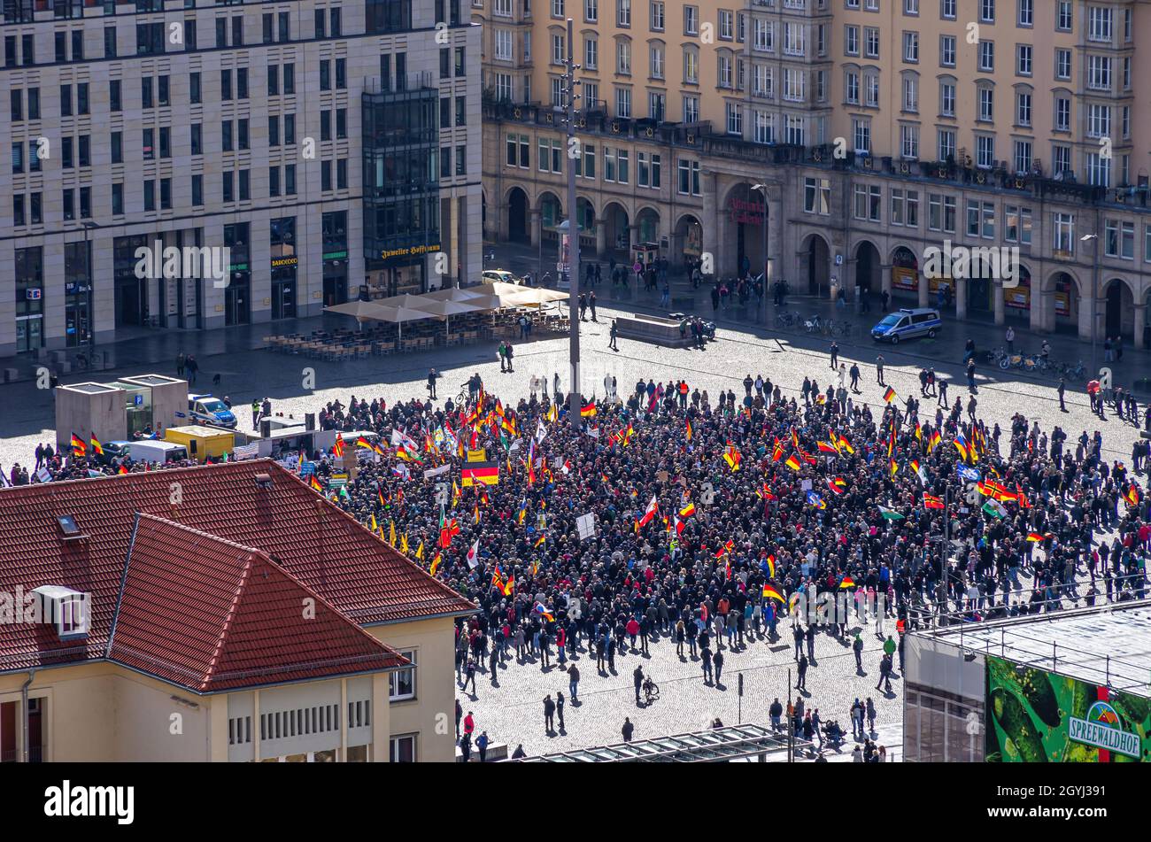 Dresden, Sachsen, Deutschland - 6. April 2015: Anhänger der PEGIDA-Bewegung versammelten sich auf dem Altmarkt. Stockfoto