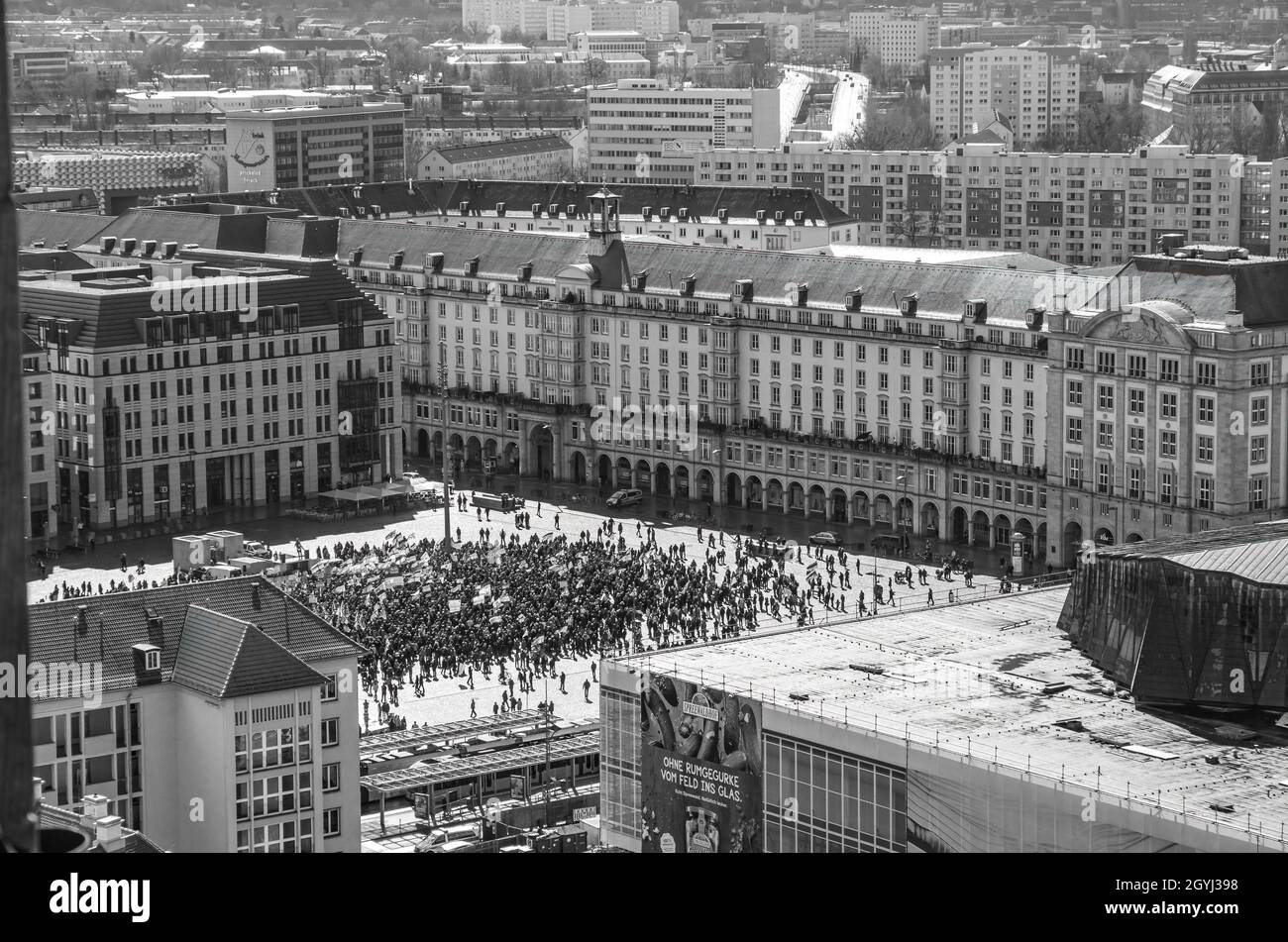 Dresden, Sachsen, Deutschland - 6. April 2015: Anhänger der PEGIDA-Bewegung versammelten sich auf dem Altmarkt. Stockfoto