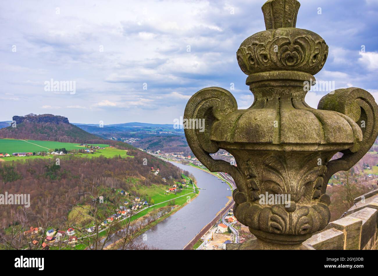 Festung Königstein, Sachsen, Deutschland: Blick von der Festung über die Sächsische Schweiz nach Lilienstein auf der anderen Elbseite. Stockfoto