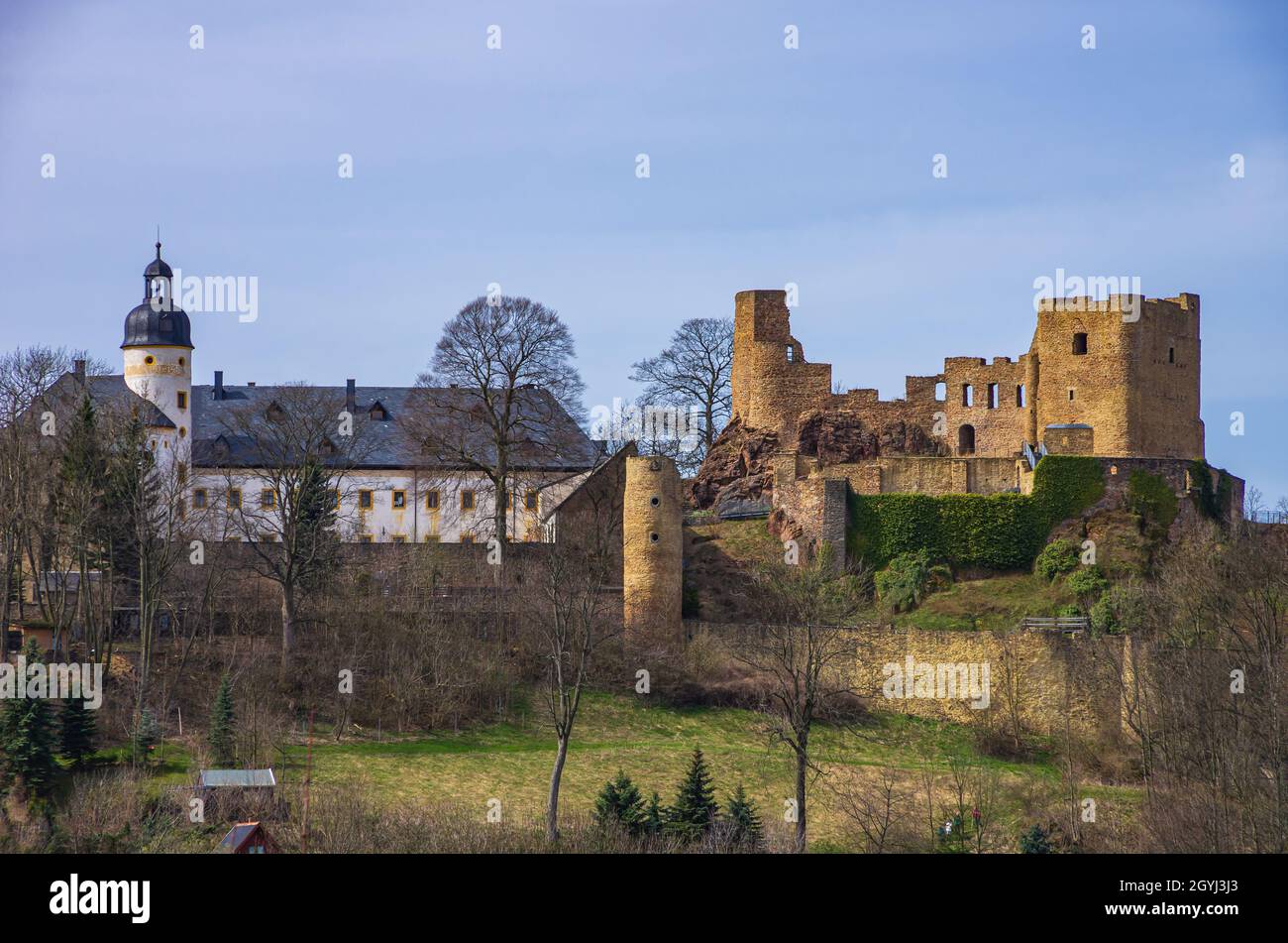 Schöne Aussicht auf die Ruinen von Schloss Frauenstein im Erzgebirge, Sachsen, Deutschland. Stockfoto
