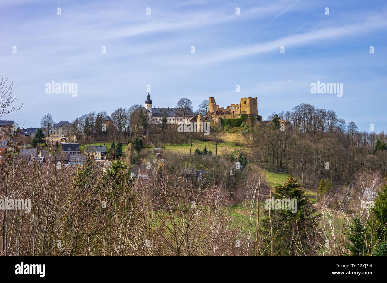 Schöne Aussicht auf die Ruinen von Schloss Frauenstein im Erzgebirge, Sachsen, Deutschland. Stockfoto
