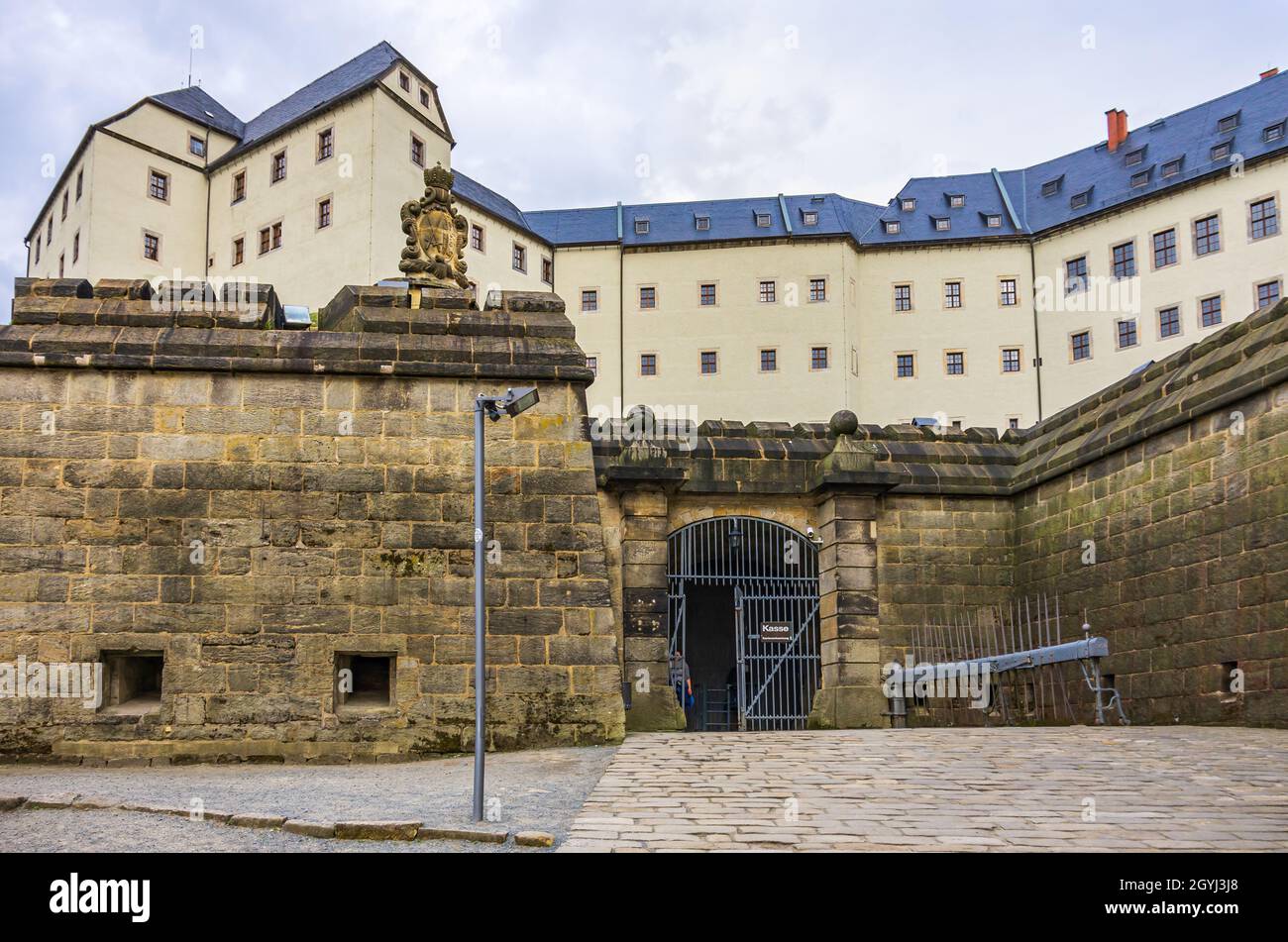 Festung Königstein, Sachsen, Deutschland - 11. April 2015: Die äußere Torstruktur mit dem Haupteingang und der Kasse. Stockfoto