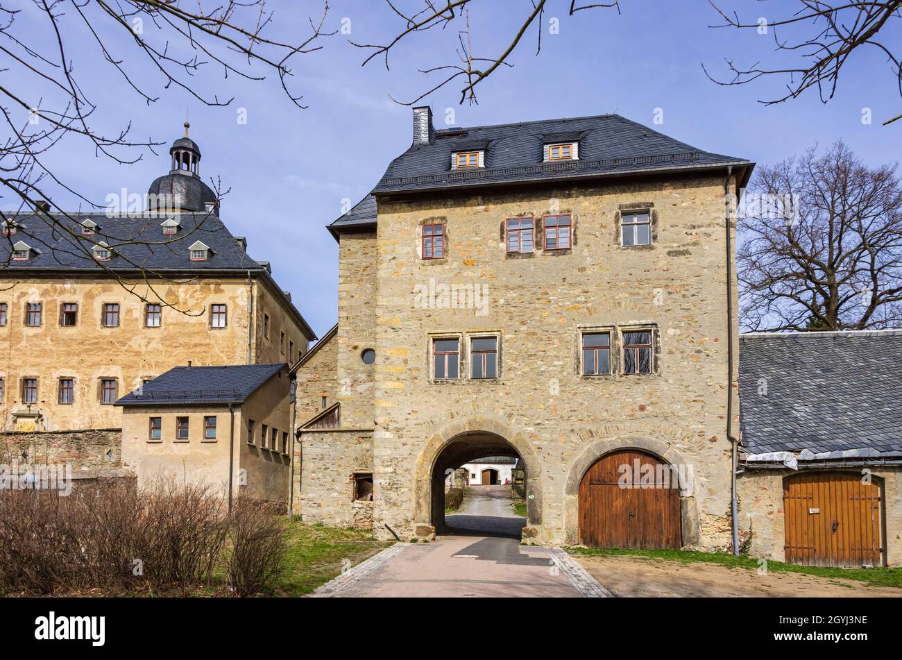 Anfahrt und Tor zum Herrenhaus, in dem sich heute das Silbermann-Museum befindet, und zu den Ruinen der Burg Frauenstein, Sachsen, Deutschland. Stockfoto