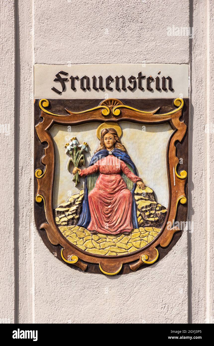 Stadtwappen auf dem Rathaus von Frauenstein im Erzgebirge, Sachsen, Deutschland. Stockfoto