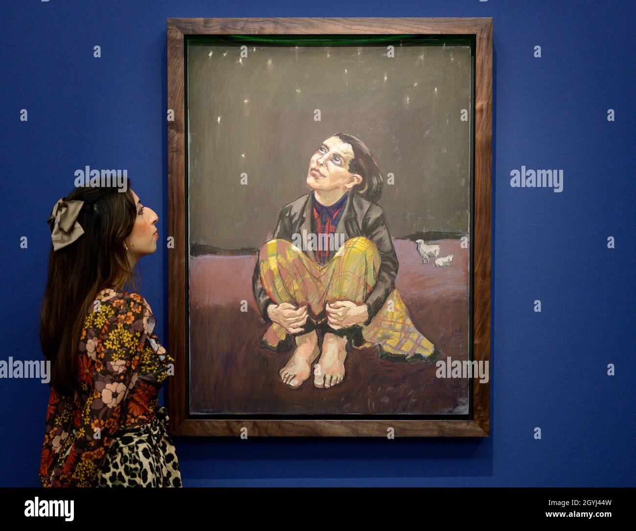 Sotheby’s, London, Großbritannien. 8. Oktober 2021. Die Abendauktion für zeitgenössische Kunst findet während der Frieze Week am 14. Oktober statt und umfasst Werke von Richter, Toor, Yukhnovich, Riley und Kusama. Bild: Paula Rego, guter Hund, Schätzung £800,000-1,200,000. Quelle: Malcolm Park/Alamy Live News. Stockfoto