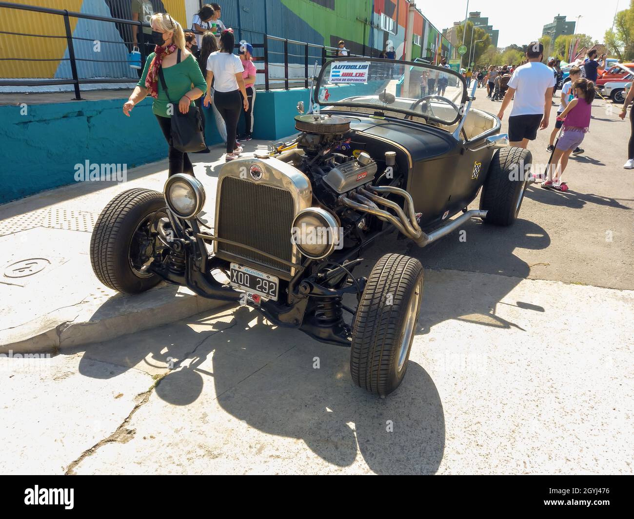 AVELLANEDA - BUENOS AIRES, ARGENTINIEN - 27. Sep 2021: Hot Rod. Ein alter Ford-Klassiker mit Motor und Rädern, modifiziert, um Geschwindigkeit und Beschleunigung zu verbessern Stockfoto