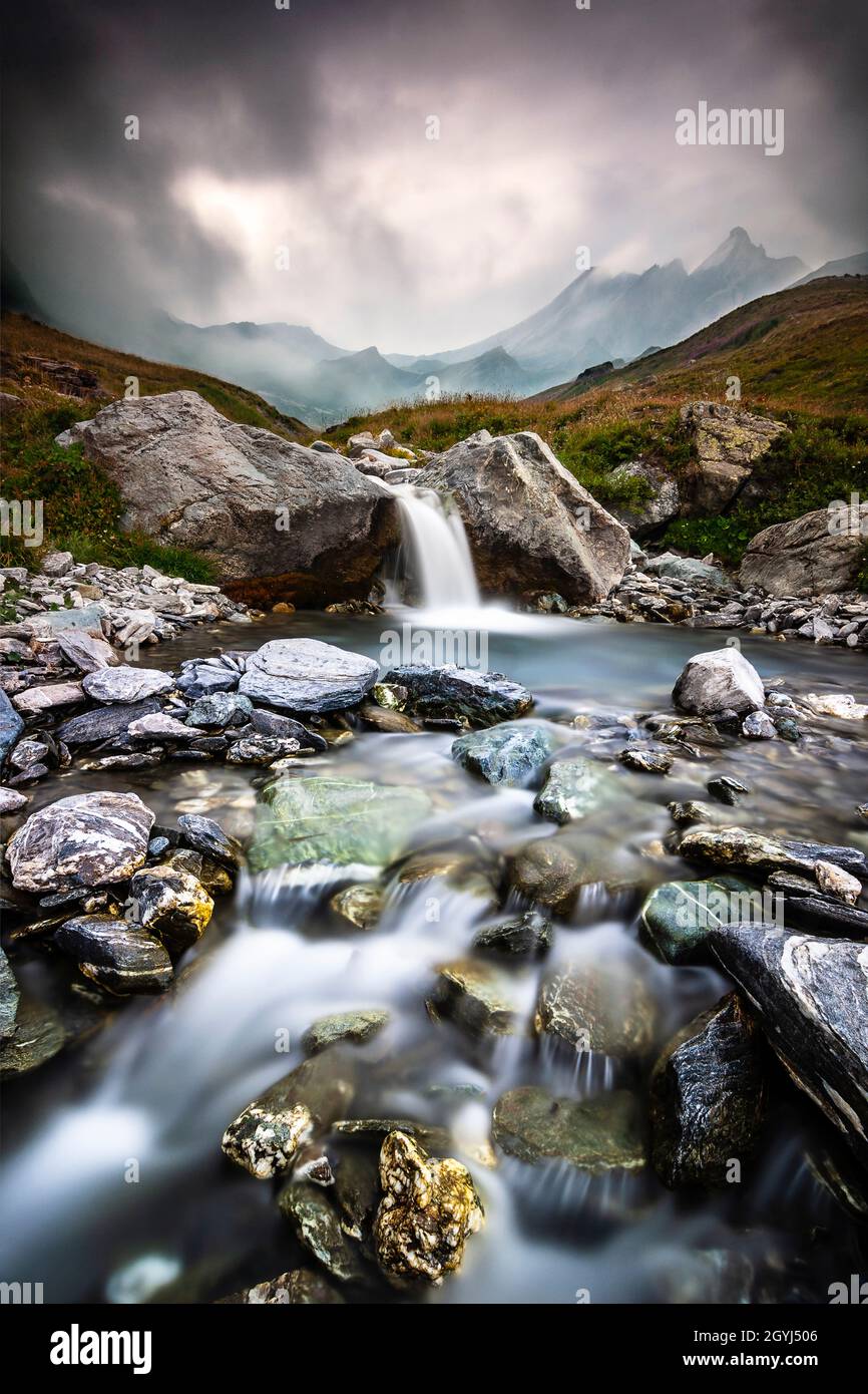 Der Fluss Varaita, wie er einige hundert Meter unter seinen Quellen am Col dell'Agnello im Val Varaita im Piemont, Italien, aussieht Stockfoto