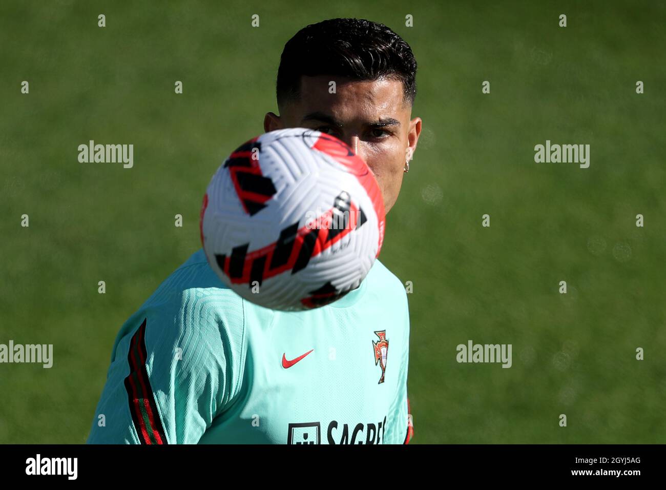 Oeiras, Portugal. Okt. 2021. Portugals Stürmer Cristiano Ronaldo nimmt am 8. Oktober 2021, am Vorabend ihres Freundschaftsspiel gegen Katar und als Teil der Vorbereitung des Teams auf das bevorstehende Qualifikationsspiel der FIFA Fußball-Weltmeisterschaft Katar 2022 gegen Luxemburg, an einer Trainingseinheit im Trainingslager Cidade do Futebol in Oeiras, Portugal, Teil. (Bild: © Pedro Fiuza/ZUMA Press Wire) Stockfoto