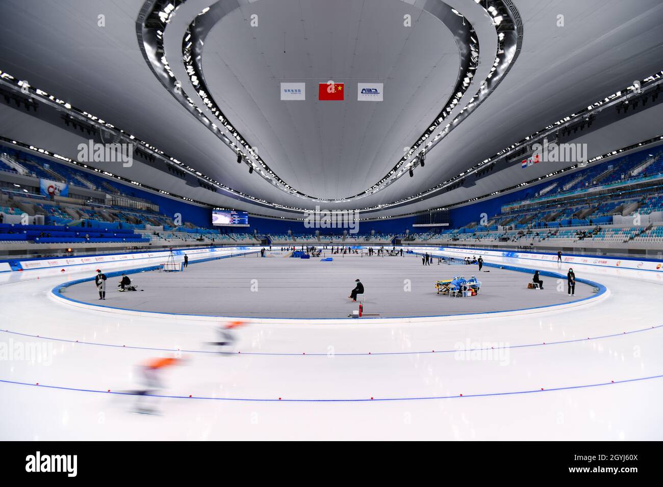 Peking, China. Okt. 2021. Die Spieler treten während der Experience Beijing Speed Skating China Open Men's 500m am 8. Oktober 2021 in Peking, China, an. Quelle: Chen Yichen/Xinhua/Alamy Live News Stockfoto