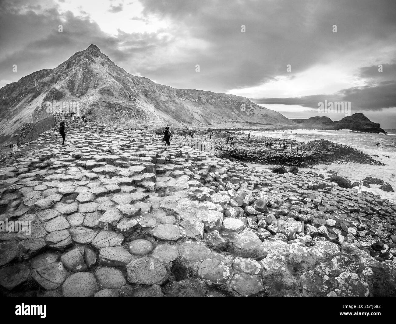 Der Giant's Causeway ist ein Gebiet mit etwa 40,000 ineinanderschließenden Basaltsäulen in der Grafschaft Antrim an der Nordküste von Nordirland. Stockfoto