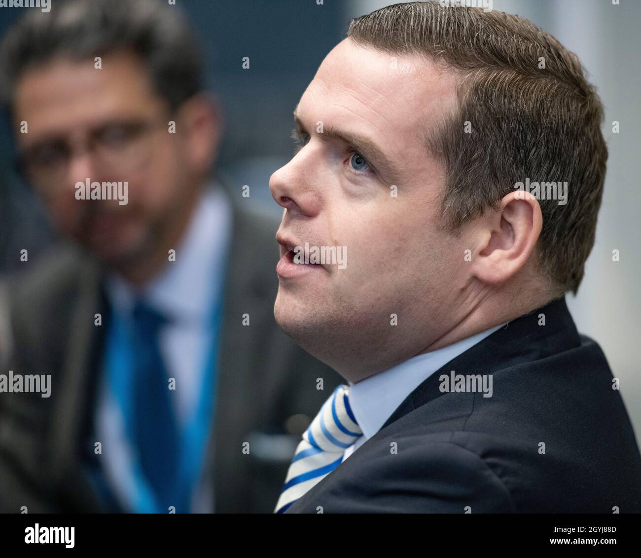 Manchester, England, Großbritannien. 4. Oktober 2021 IM BILD: Der Abgeordnete Douglas Ross - Vorsitzender der konservativen und unionistischen Partei Schottlands - wird von wartenden Journalisten auf der Konferenz der Konservativen Partei #CPC21 befragt. Quelle: Colin Fisher/Alamy Live News. Stockfoto