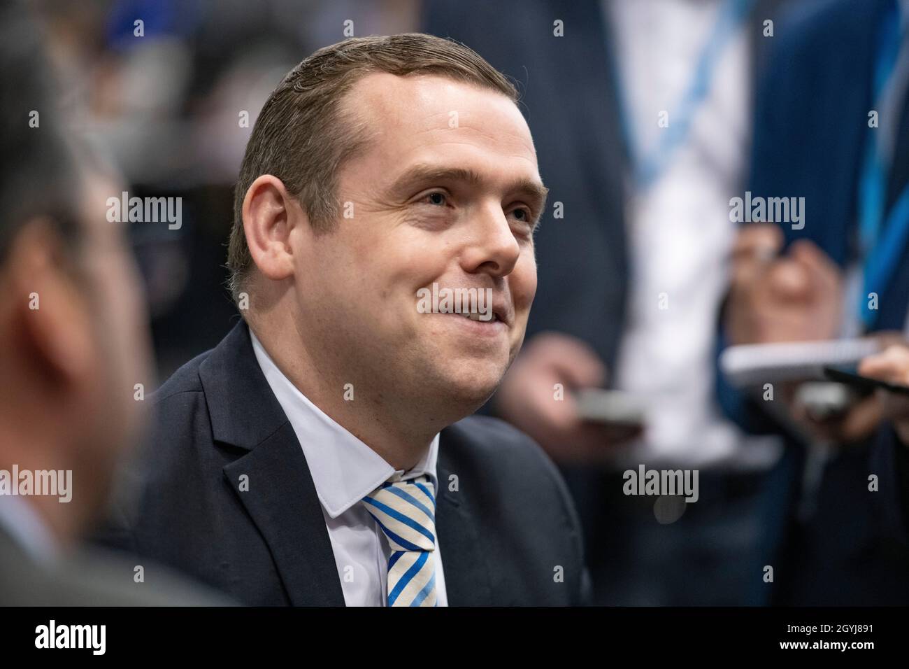 Manchester, England, Großbritannien. 4. Oktober 2021 IM BILD: Der Abgeordnete Douglas Ross - Vorsitzender der konservativen und unionistischen Partei Schottlands - wird von wartenden Journalisten auf der Konferenz der Konservativen Partei #CPC21 befragt. Quelle: Colin Fisher/Alamy Live News. Stockfoto