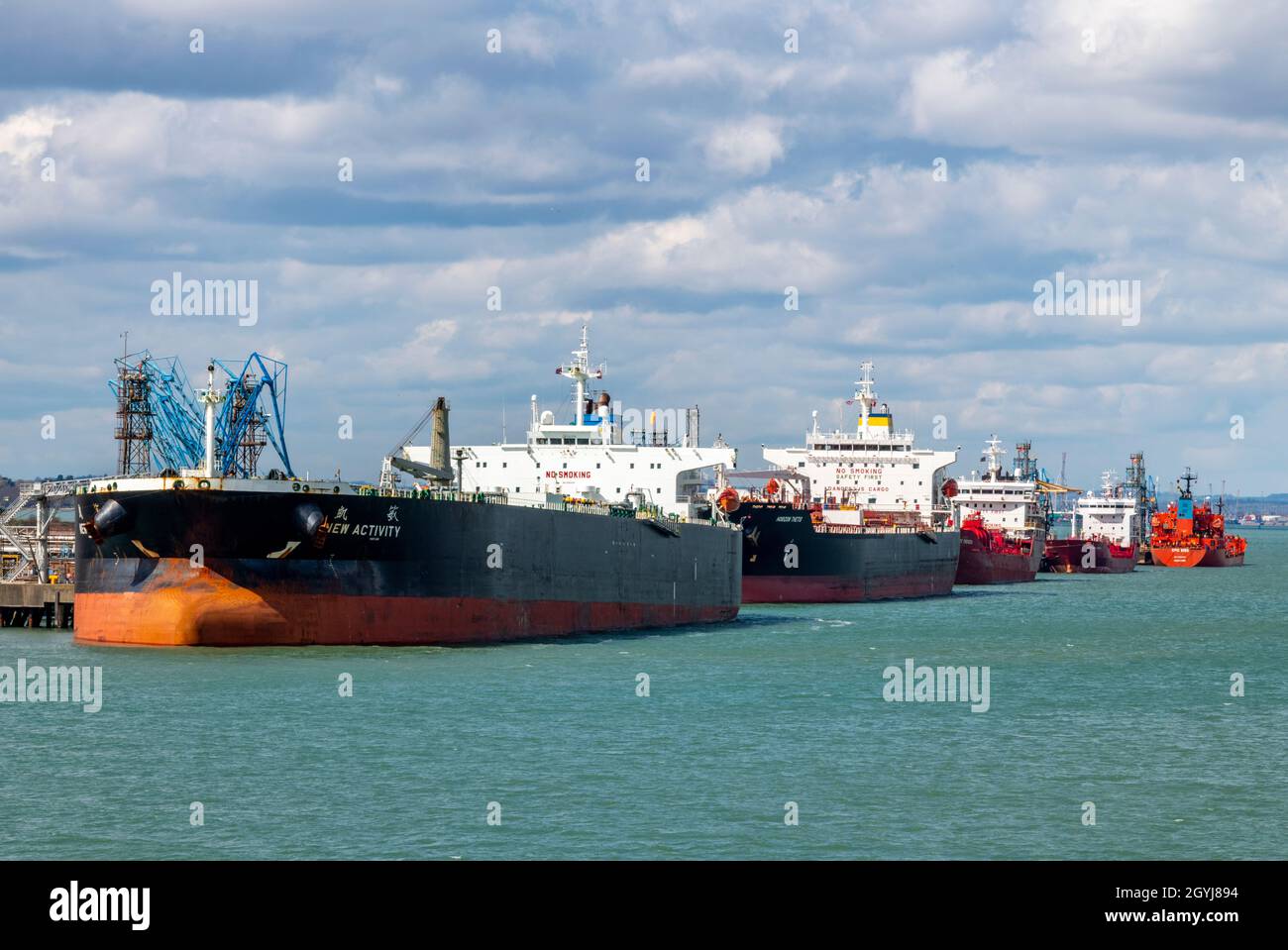 Große Öltanker Schiffe neben an der exxon mobil esso fawley Ölraffinerie petrochemischen Verarbeitungsanlage im Hafen von southampton Docks uk Stockfoto
