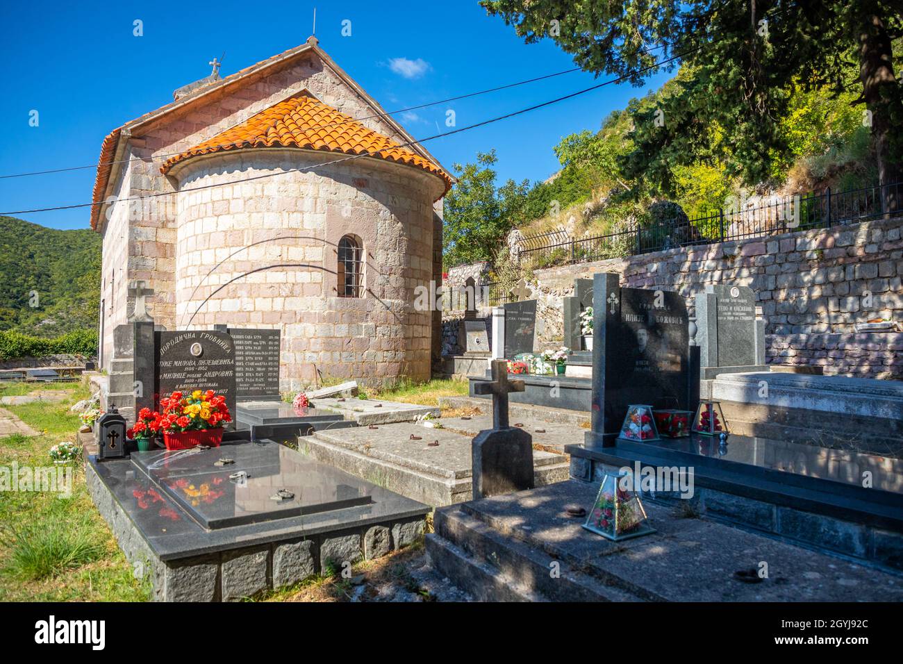 Podostrog, Budva - 23. September 2021: Kirche des heiligen Johannes des Theologen und Friedhof in der Nähe, Podostrog, Budva, Montenegro Stockfoto