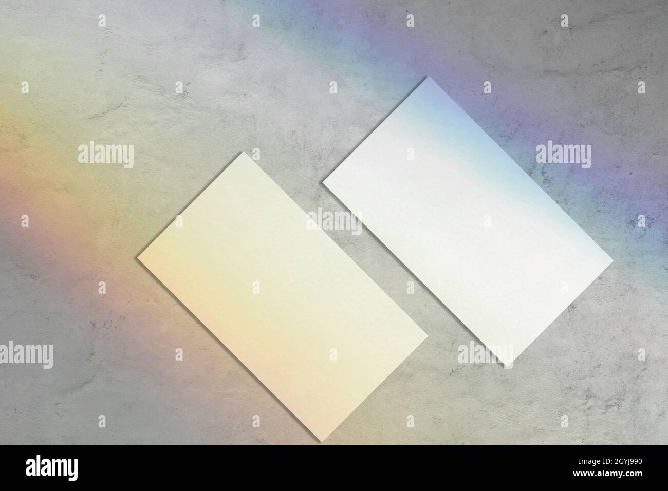 Zwei leere Visitenkartenmockups auf grauem Hintergrund Stockfoto