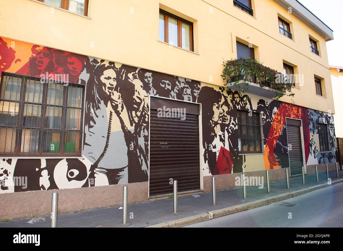 Europa, Italien, Lombardei, Mailand, Bezirk Ortica. Street Art mit Wandmalereien aus dem "or.Me Ortica Memoria' Projekt. Wand der Arbeiterbewegung der Stockfoto