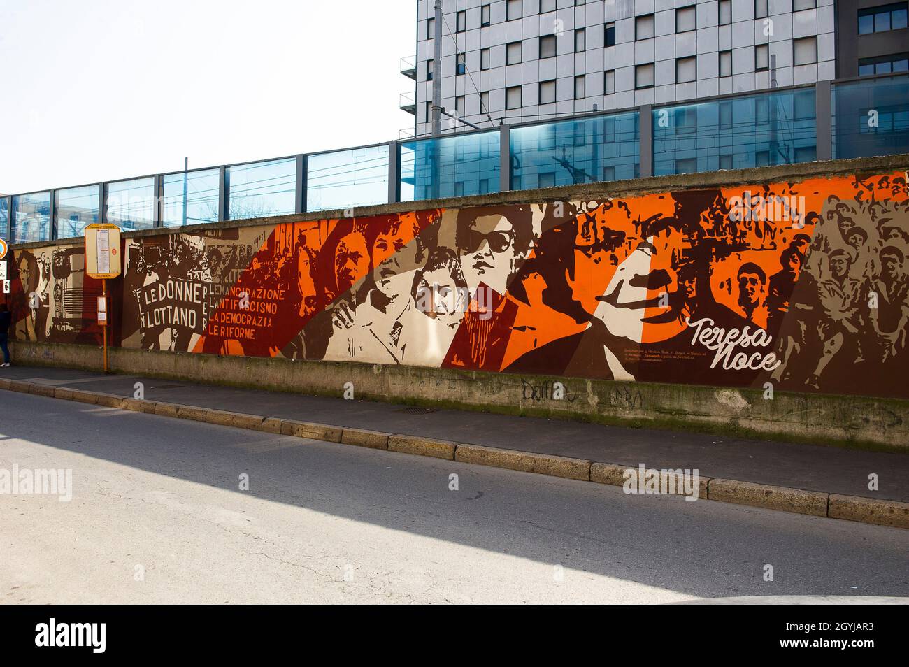 Europa, Italien, Lombardei, Mailand, Bezirk Ortica. Street Art mit Wandmalereien aus dem "or.Me Ortica Memoria' Projekt. Wand der Arbeiterbewegung der Stockfoto