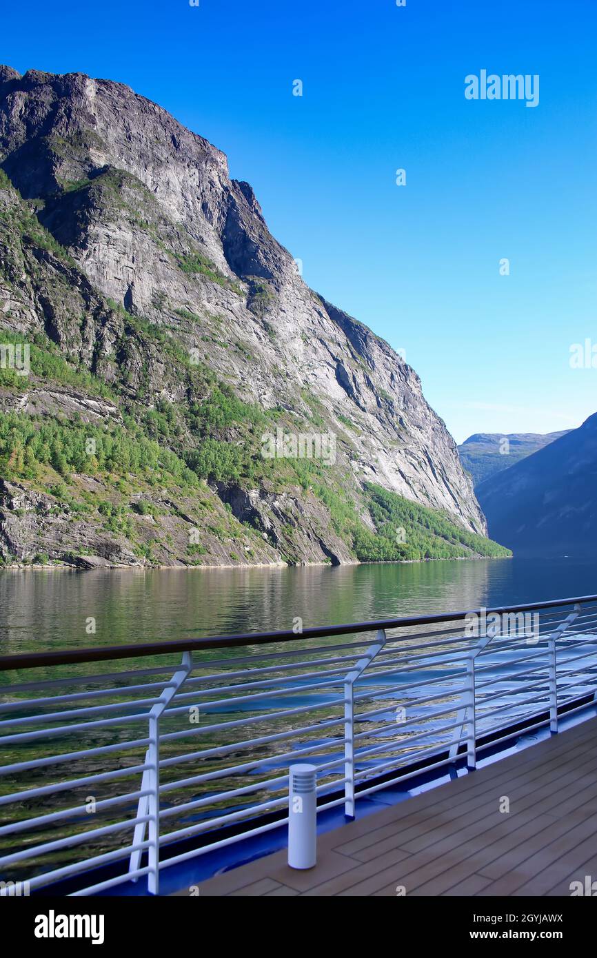 Kreuzfahrt auf dem Geiranger Fjord an einem schönen Tag mit Blick auf die Klippen und die norwegischen Berge vom offenen Promenadendeck des Kreuzfahrt-Schiffes, Norwegen. Stockfoto