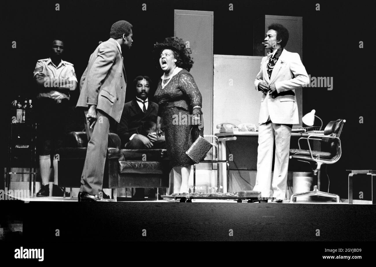 Vorne, l-r: Rudolph Walker (Samuel), Lucita Lijertwood (Mrs Banks), Norman Beaton (Frank) im THEATERSTÜCK MAS von Mustapha Matura im Royal Court Theatre, London SW1 16/07/1974 Bühnenbild: Douglas Heap Kostüme: Peter Minshall Beleuchtung: Nick Chelton Regie: Donald Howarth Stockfoto