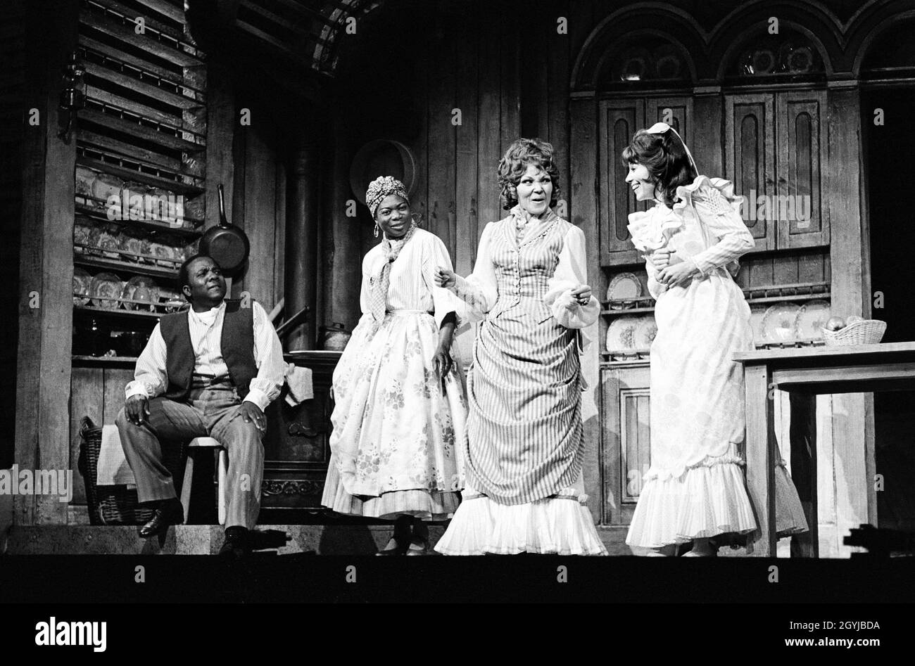 l-r: Thomas Carey (Joe), Ena Cabayo (Queenie), Cleo Laine (Julie LaVerne), Lorna Dallas (Magnolia Hawks) im SHOWBOOT im Adelphi Theater, London WC2 29/07/1971 Musik: Jerome Kern Buch & Lyrics: Oscar Hammerstein II musikalische Leitung: Ray Cook Gestaltung: Tim Goodchild Beleuchtung: Richard Pilbrow Choreograph & Regie: Wendy Toye Stockfoto