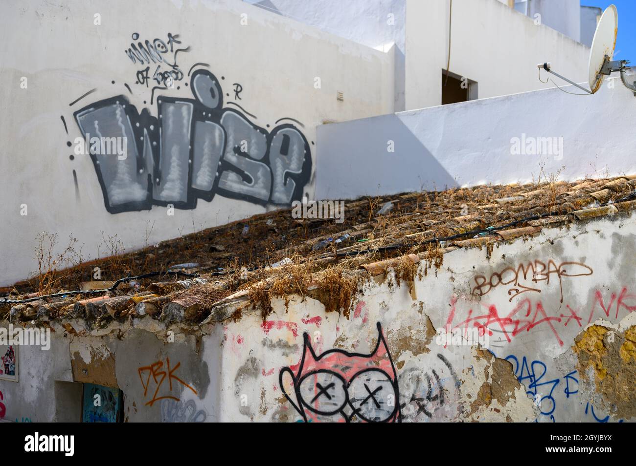 Einige Street Art Graffiti in einer kleinen mediterranen Stadt in warmem Sonnenlicht. Stockfoto