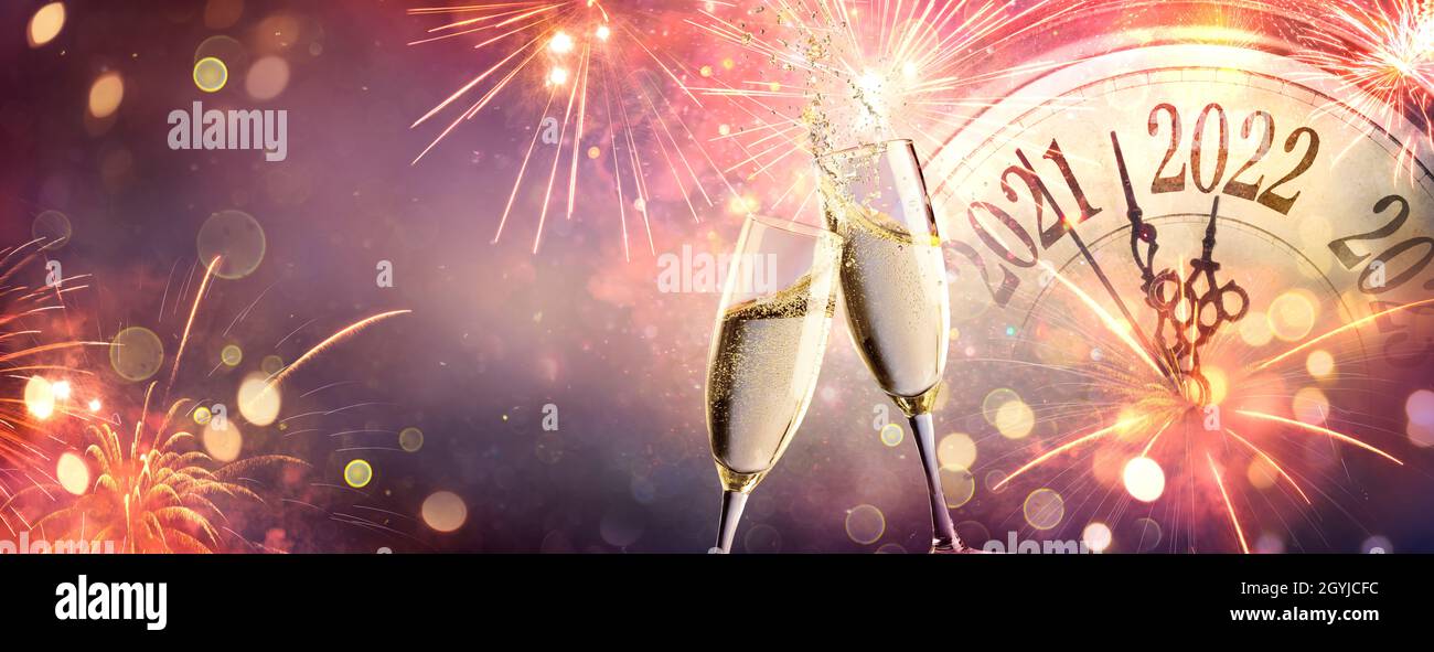 Neujahrsfeier 2022 Countdown Und Toast Mit Champagner Und Feuerwerk Auf Abstraktem Unfokusstem Hintergrund Stockfotografie Alamy