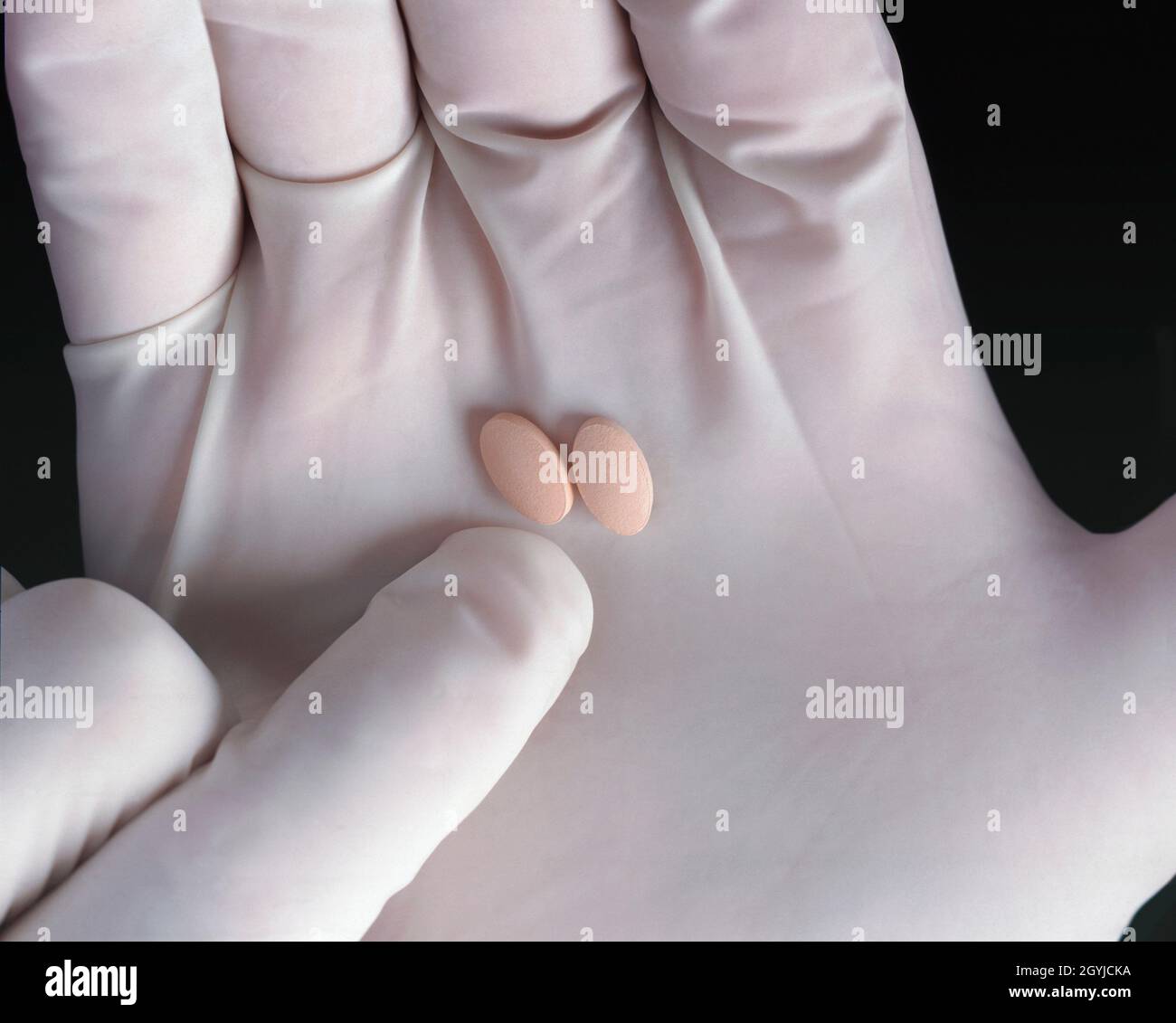 20 mg Tabletten von Simvastatin, zur Senkung des Cholesterinspiegels verwendet Stockfoto