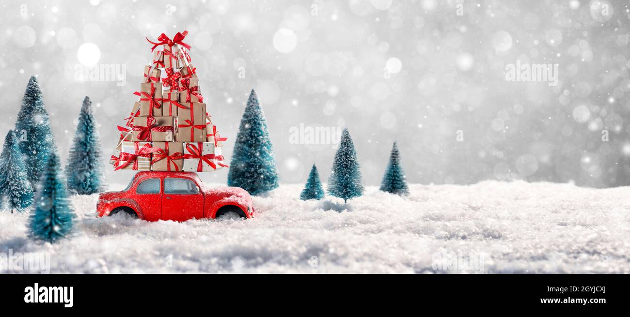 Deformierte Und Unkenntlich Auto Trägt Weihnachtsgeschenke Stockfoto