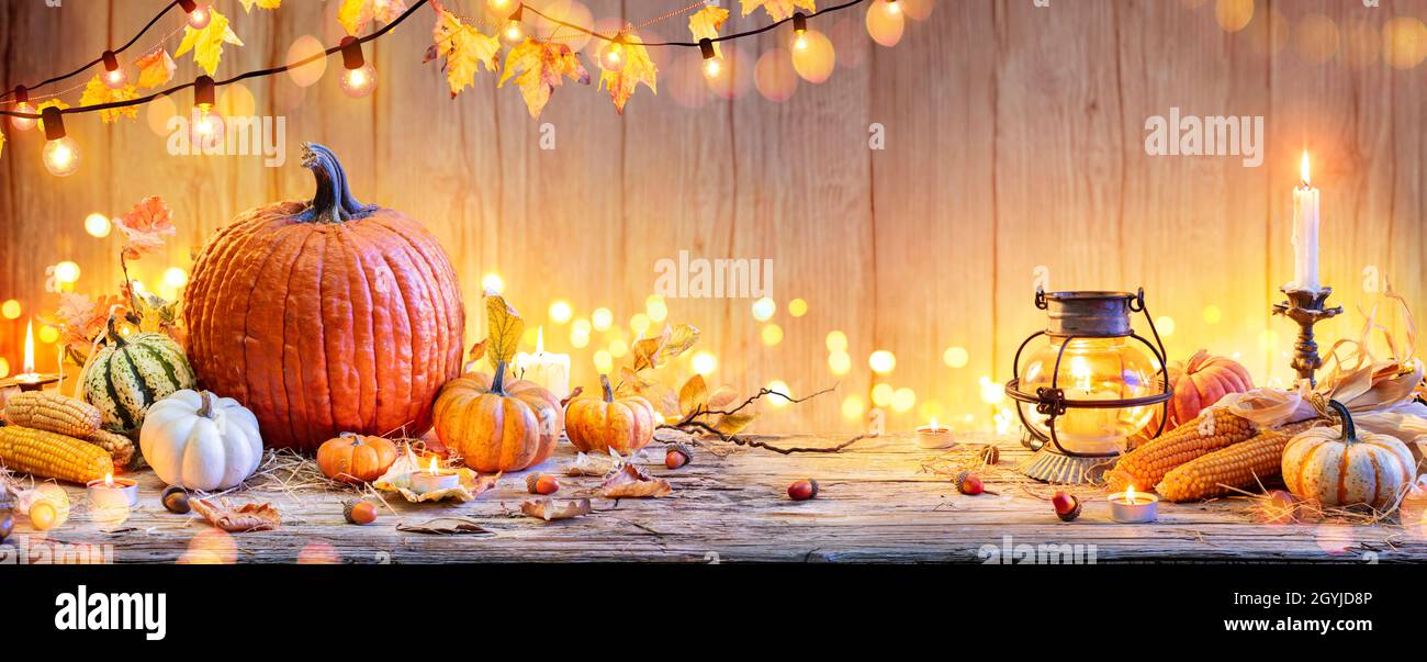 Kürbisse Auf Holztisch - Thanksgiving Hintergrund Mit Gemüse Und Bokeh Lichter Stockfoto