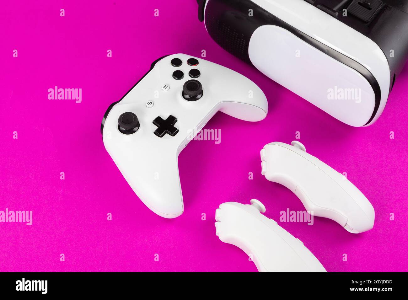 VR-Headset auf farbigem Tischhintergrund Stockfoto