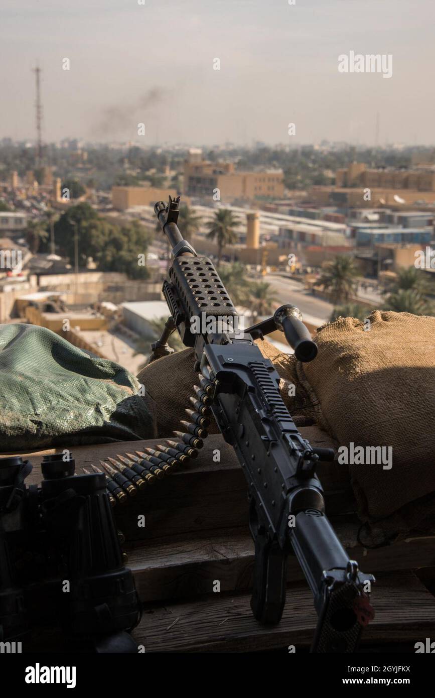 Ein M240B Maschinengewehr sitzt bereit auf der US-Botschaft in Bagdad, Irak, 1. Januar 2020. (DoD-Foto von dem britischen Oberstleutn Adrian Weale) Stockfoto