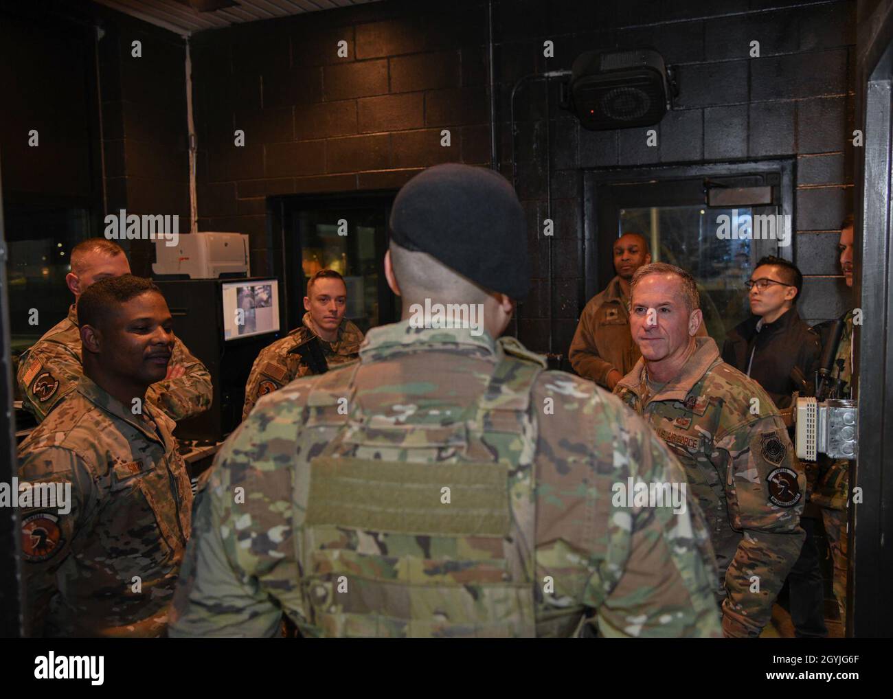 General David Goldfein, Stabschef der Luftwaffe, spricht mit den Luftstreitkräften der 5th Security Forces Airmen auf der Minot Air Force Base, North Dakota, 2. Januar 2020. Bei seinem Besuch würdigt General Goldfein Team Minot Airmen für ihre Bemühungen und Opfer. (USA Air Force Fotos von Airman 1st Class Caleb S. Kimmell) Stockfoto