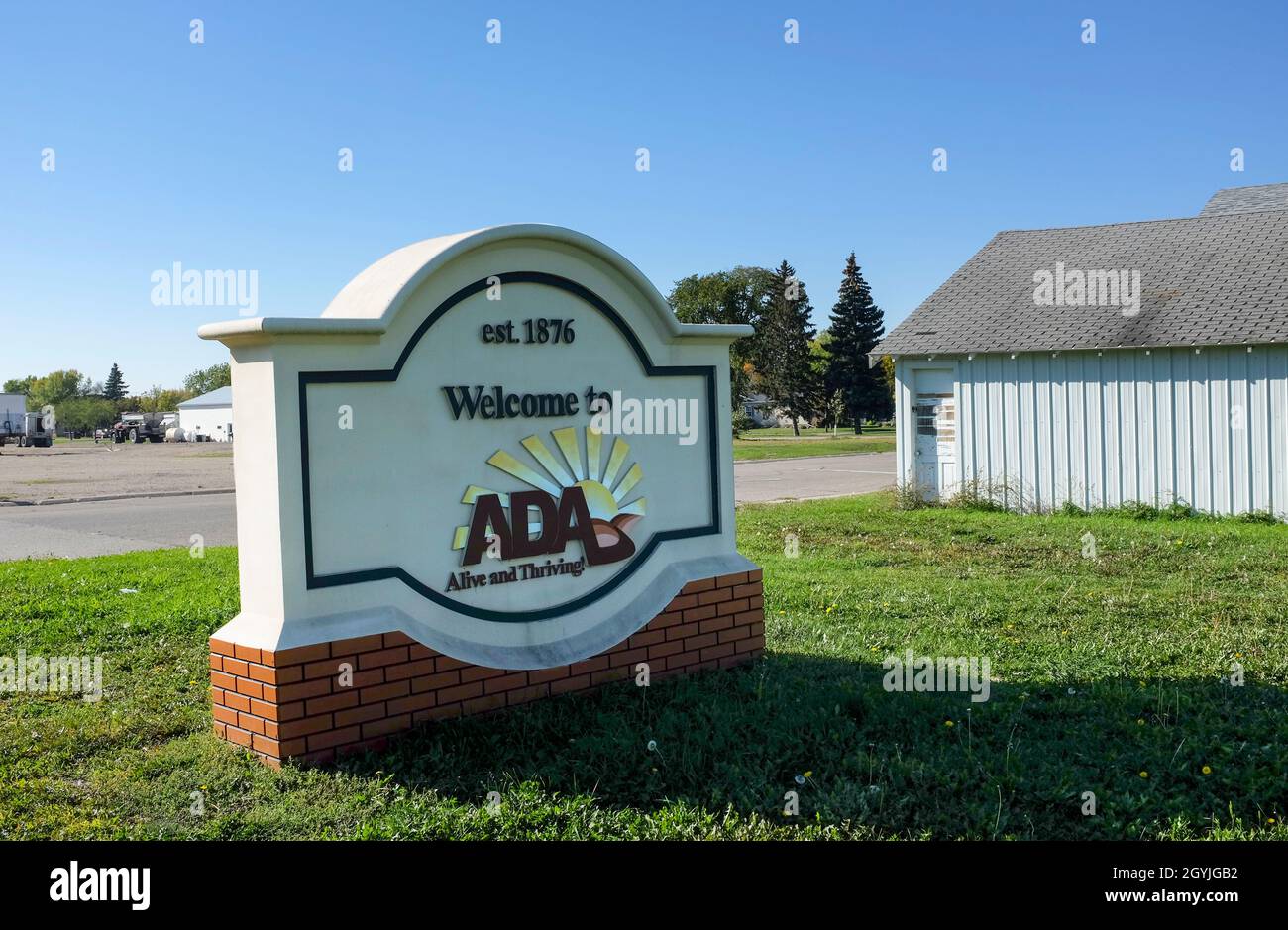 ADA, MINNESOTA - 5 Okt 2021: Willkommen bei Ada Schild an der Stadtgrenze. Stockfoto