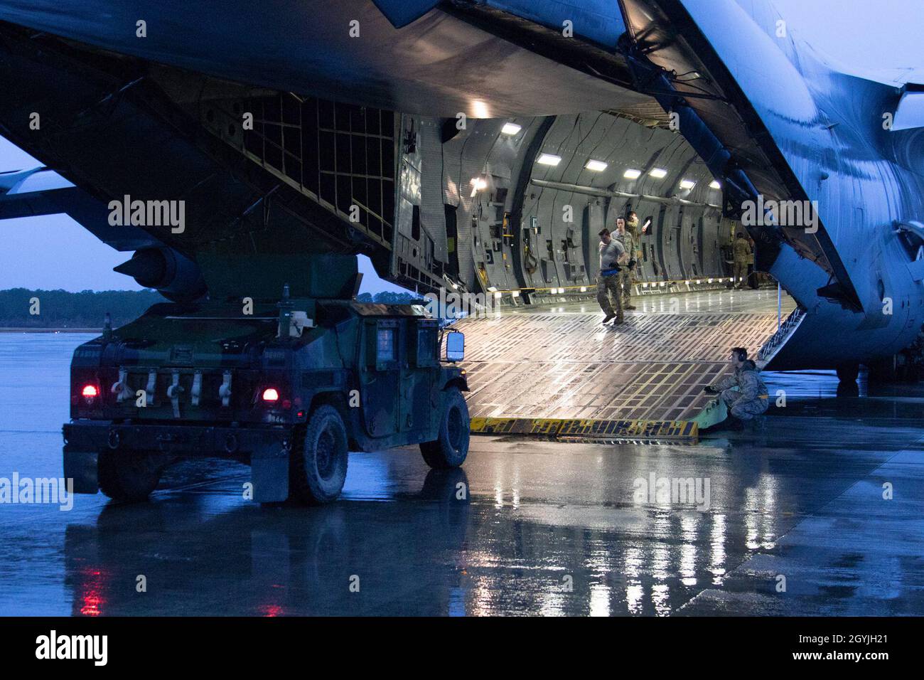 Ausrüstung 1. Brigade Combat Team zugewiesen, 82nd Airborne Division ist in Flugzeugen, die für das US Central Command Bereich der Operationen von Fort Bragg geladen, N.C. om 4. Januar 2020. Diese Bereitstellung wird eine vorsorgliche Maßnahmen zu einer erhöhten Bedrohung gegen den US-Personal und Einrichtungen zu reagieren. Die 'Devil' Brigade ist der Kern von den USA sofortige Reaktion Kraft, die in der Lage ist, schnelle Bereitstellung überall in der Welt Als Antwort auf eine Vielzahl von blindbewerbungen. (U.S. Armee Foto von Sgt. 1. Klasse Zachary Vandyke) Stockfoto