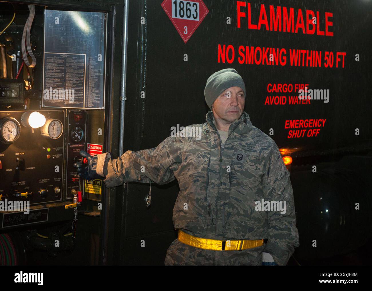 Master-Sgt. Nicola Nardi, 103. Logistics Readiness Squadron Fuels Operations nicht beauftragter Offizier, betankt einen C-130H Hercules, der dem 103. Luftlift-Flügel der Bradley Air National Guard Base, East Granby, Connecticut, zugewiesen wurde, 4. Januar 2020. Kraftstoffe Airmen unterstützt Flugzeuge mit Strahlkraftstoff und flüssigem Sauerstoff und testet den Kraftstoff, um sicherzustellen, dass er den Spezifikationen der Luftwaffe entspricht. (USA Foto der Air National Guard von Staff Sgt. Steven Tucker) Stockfoto