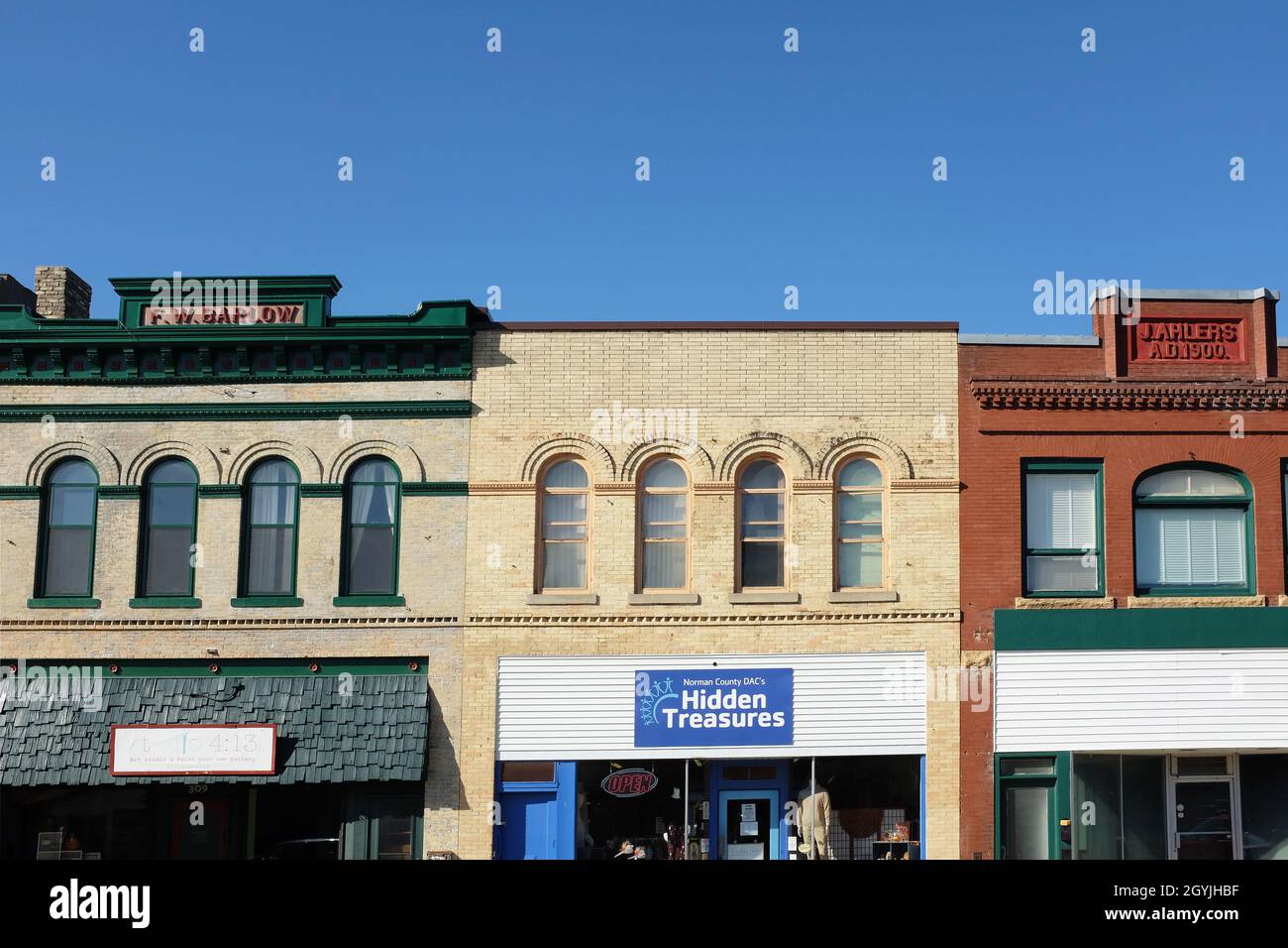 ADA, MINNESOTA - 5 Okt 2021: Gebäude und Geschäfte Detail auf der Main Street in Ada, Minnesota. Stockfoto