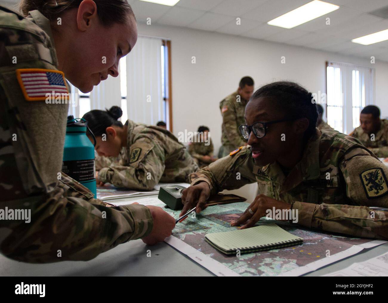 Reserve Der Armee Christina Marshall, eine Personalfeldwebel beim 20. Chemischen, biologischen, radiologischen, nuklearen, explosiven Kommando aus Ellicott City, Maryland, hilft Army Reserve SPC. Joann Uncapher, ein CBRN-Spezialist mit Hauptsitz und Hadquarters Comapny, 92. CBRN-Bataillon aus Fort Lauderdale, Florida, hat während des 415. CBRN Brigade Best Warrior Competition am 5. Januar 2020 im McCrady Training Center, South Carolina, Punkte auf einer Karte geplottet. Der oberste nicht kommissionierte Offizier und Junior-Soldat der Brigade wird beim 76. Operational Response Command Best Wa antreten Stockfoto