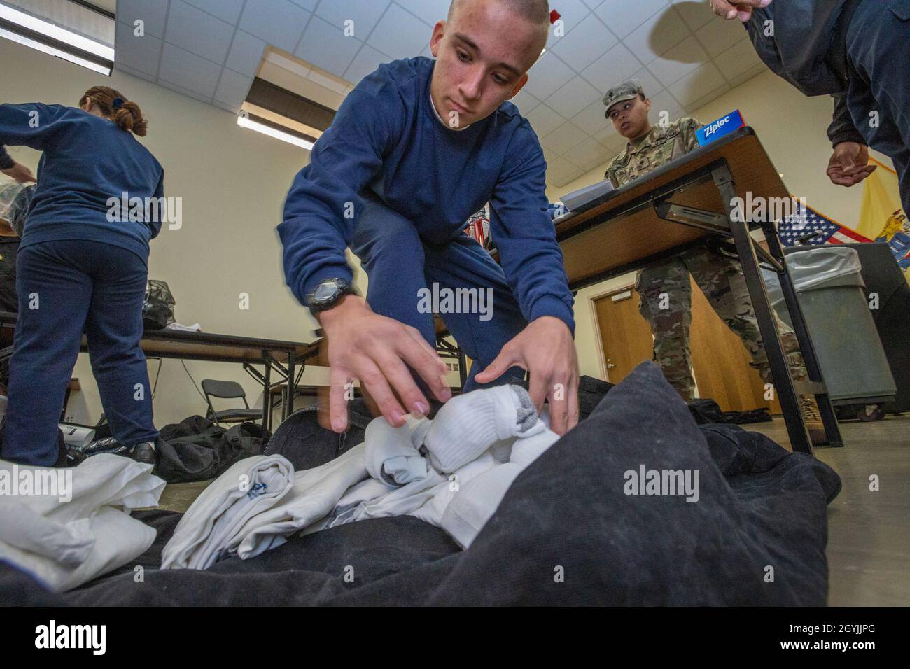 Ein Kandidat der New Jersey Youth Challenge Academy Class 51 packt seinen Koffer während der Verarbeitung im Joint Military and Family Assistance Center in der National Guard Armory in Bordentown, N.J., 7. Januar 2020. In den nächsten zwei Wochen des 22-wöchigen Programms werden die Kandidaten einer Akklimatisationsphase unterzogen, in der sie sich an die körperliche, geistige und soziale Disziplin des Programms anpassen. Das freiwillige Bildungsprogramm bietet 16 bis 18-jährigen Abiturienten ein strukturiertes Wohnprogramm in einem quasi-militärischen Umfeld, in dem sie ein allgemeines Bildungsentwicklungsdiplom erwerben können. Stockfoto