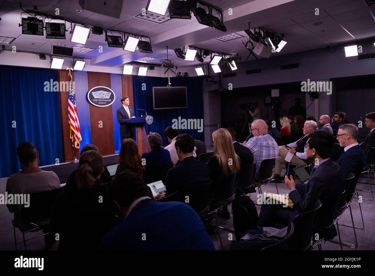 Us-Verteidigungsminister Dr. Mark T. Esper spricht mit der Presse bei einer Pressekonferenz im Pentagon Briefing Room in Washington, D.C., 7. Januar 2020. (DoD Foto von U.S. Army Staff Sgt. Nicole Mejia) Stockfoto