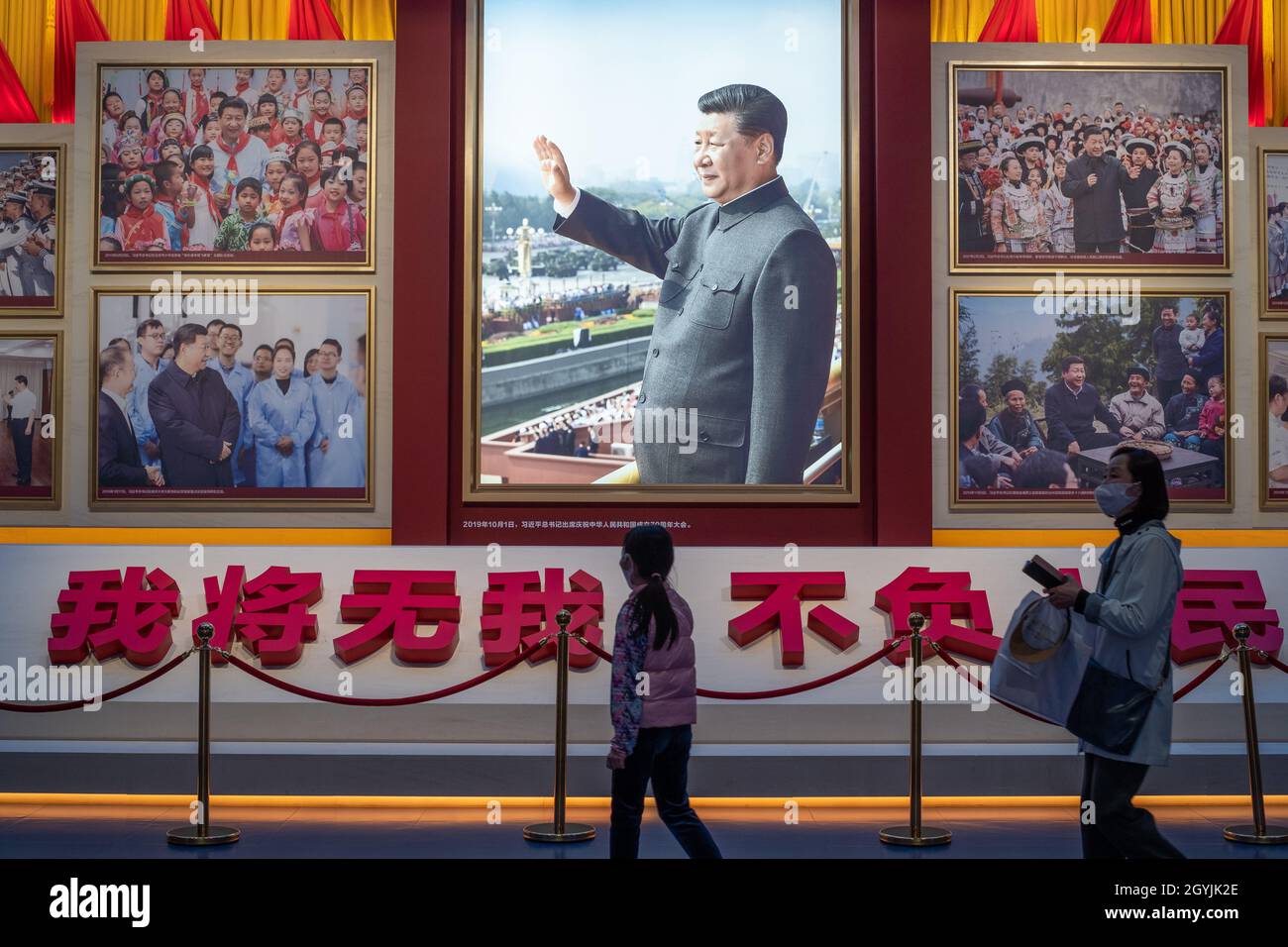 Die Menschen kommen an Bildern vorbei, die den chinesischen Präsidenten Xi Jinping im Museum der Kommunistischen Partei Chinas in Peking, China, zeigen. 08-Okt-2021 Stockfoto