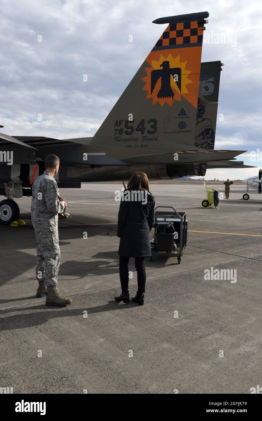 Colonel der US-Luftwaffe Jeff Edwards, Kommandant des 173. Kampfflügels, erklärt der Gouverneurin von Oregon, Kate Brown, im Kingsley Field in Klamath Falls, Oregon, die Bedeutung des neu gestrichenen Heritage Jet am 7. Januar 2020. Brown wurde über die neuesten Updates, Stärken und Herausforderungen informiert, vor denen der Flügel steht. (USA Foto der Air National Guard von Meister Sgt. Jennifer Shirar) Stockfoto